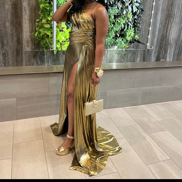 Prom dress worn once , no damage , was altered on the slit to show less leg - Picture 2 of 3